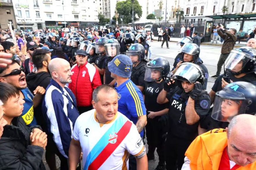 Jubilados vuelven a marchar hacia el Congreso en un nuevo enfrentamiento con el Gobierno