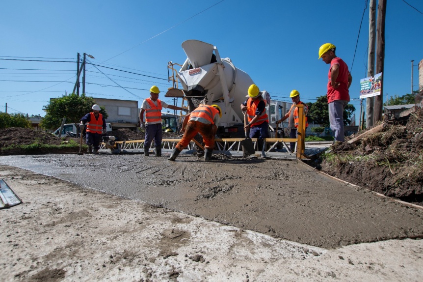 Watson monitore el segundo tramo de la obra de asfaltado en San Eduardo