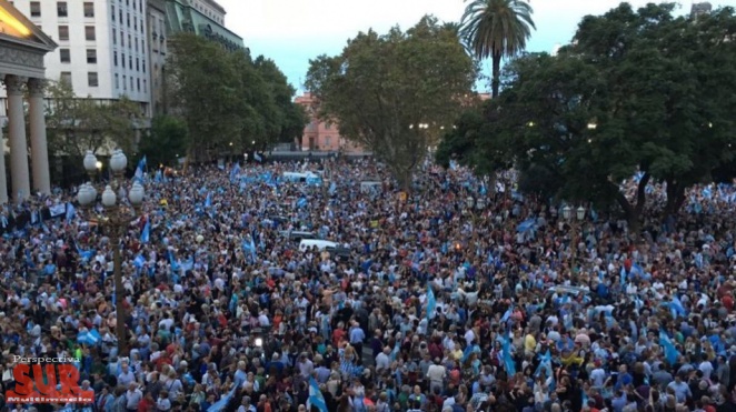 Multitudinaria marcha a favor de la Democracia