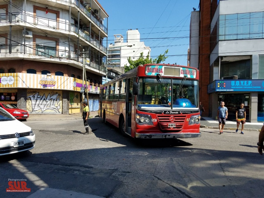 Colectivo 281 se qued cruzado en San Martn y Garibaldi