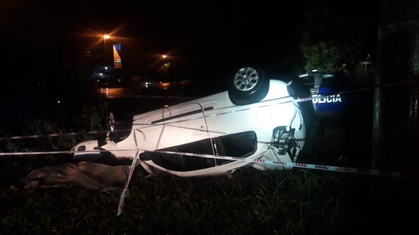 Una pareja muri tras chocar y volcar su coche en Quilmes Oeste